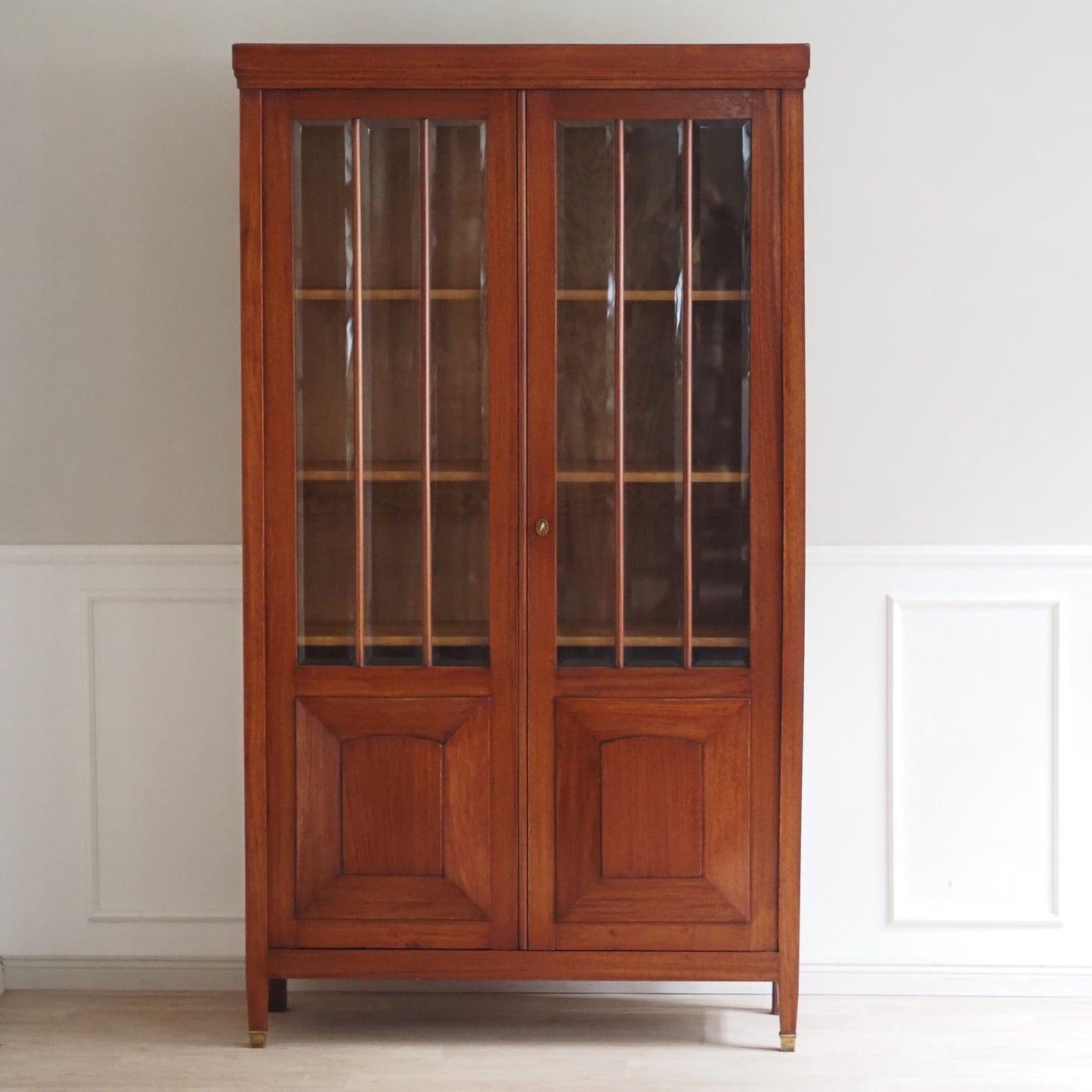 Stilvolle Vintage Vitrine mit Sprossentüren und Schliffglas