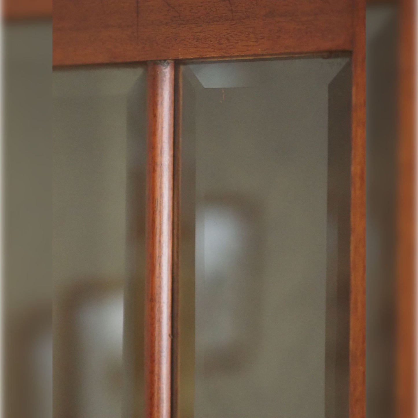 Stilvolle Vintage Vitrine mit Sprossentüren und Schliffglas