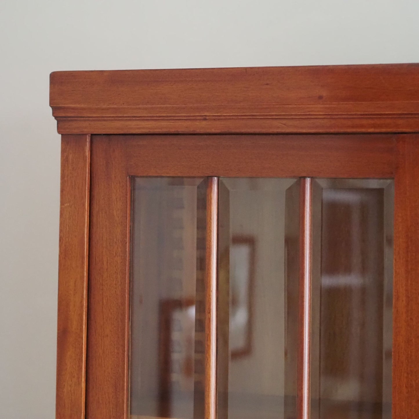 Stilvolle Vintage Vitrine mit Sprossentüren und Schliffglas