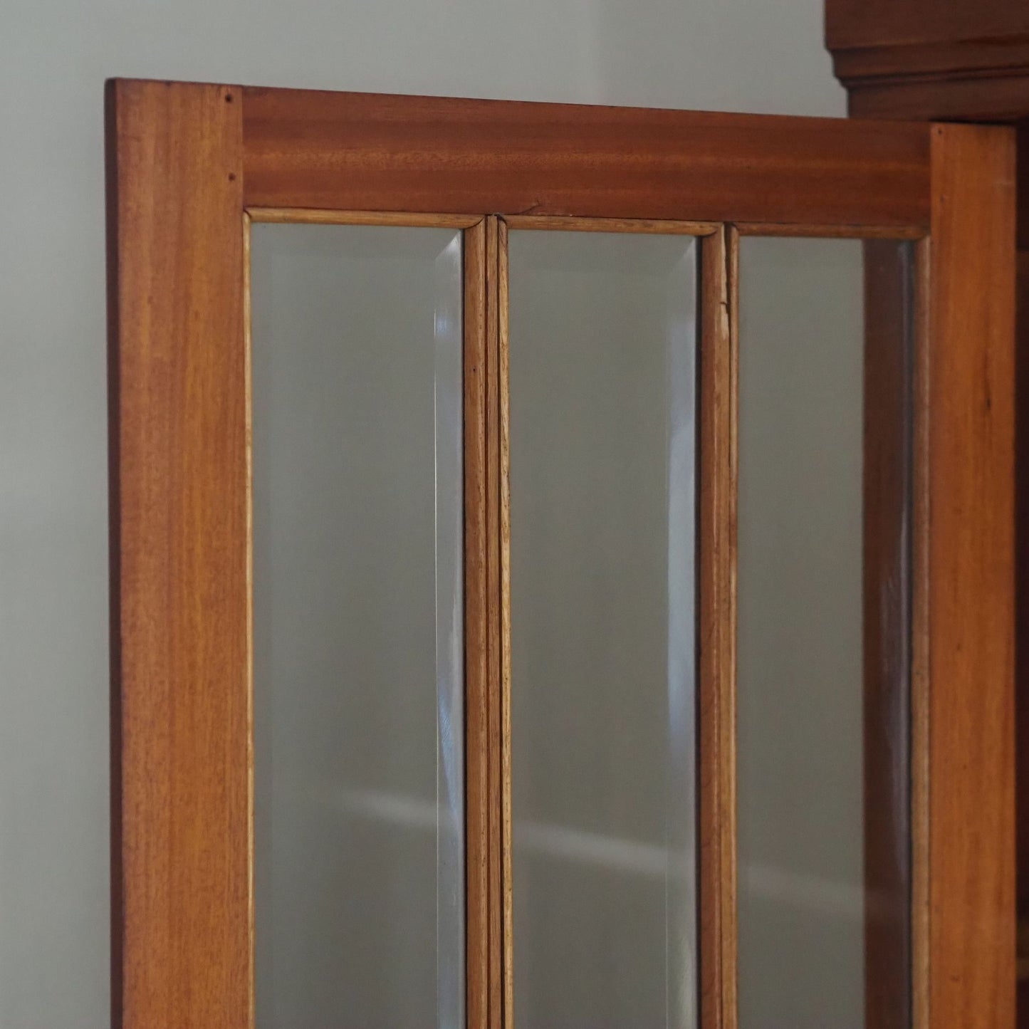 Stilvolle Vintage Vitrine mit Sprossentüren und Schliffglas