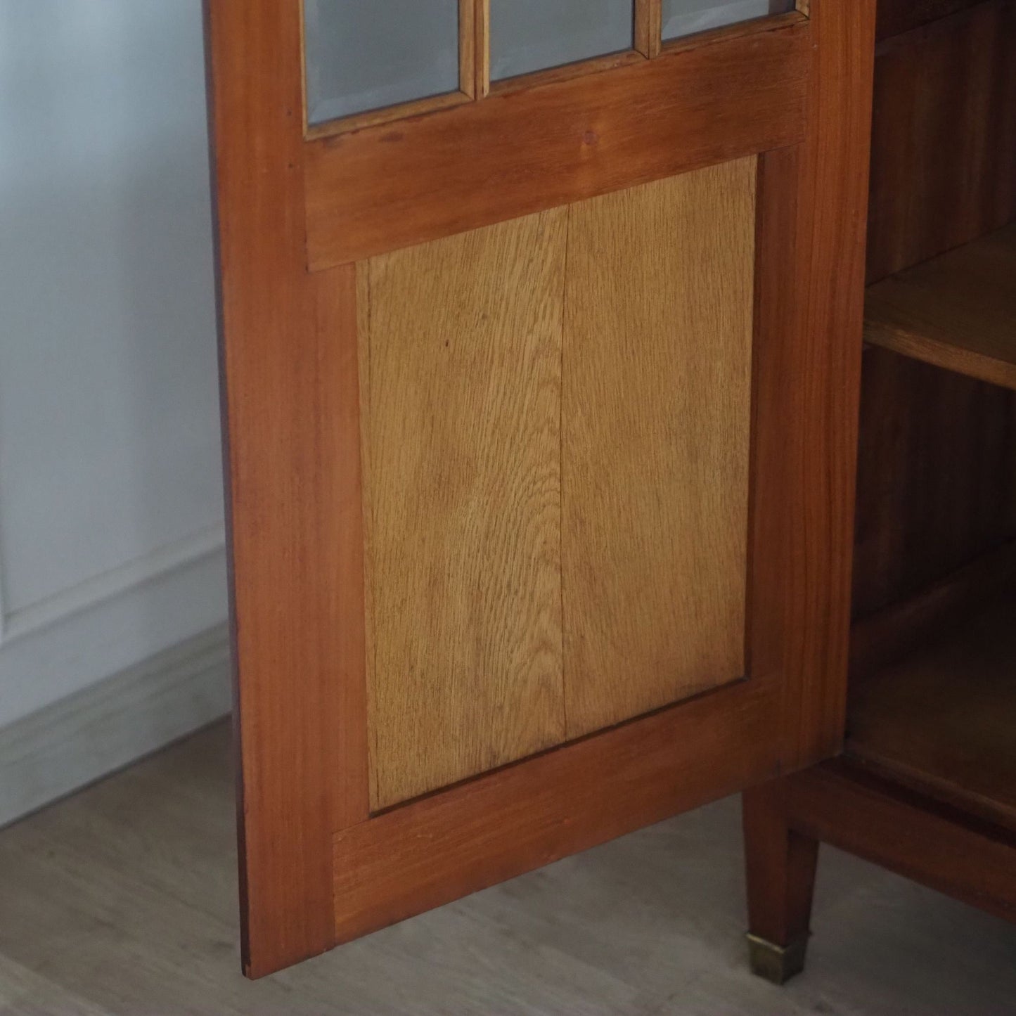 Stilvolle Vintage Vitrine mit Sprossentüren und Schliffglas