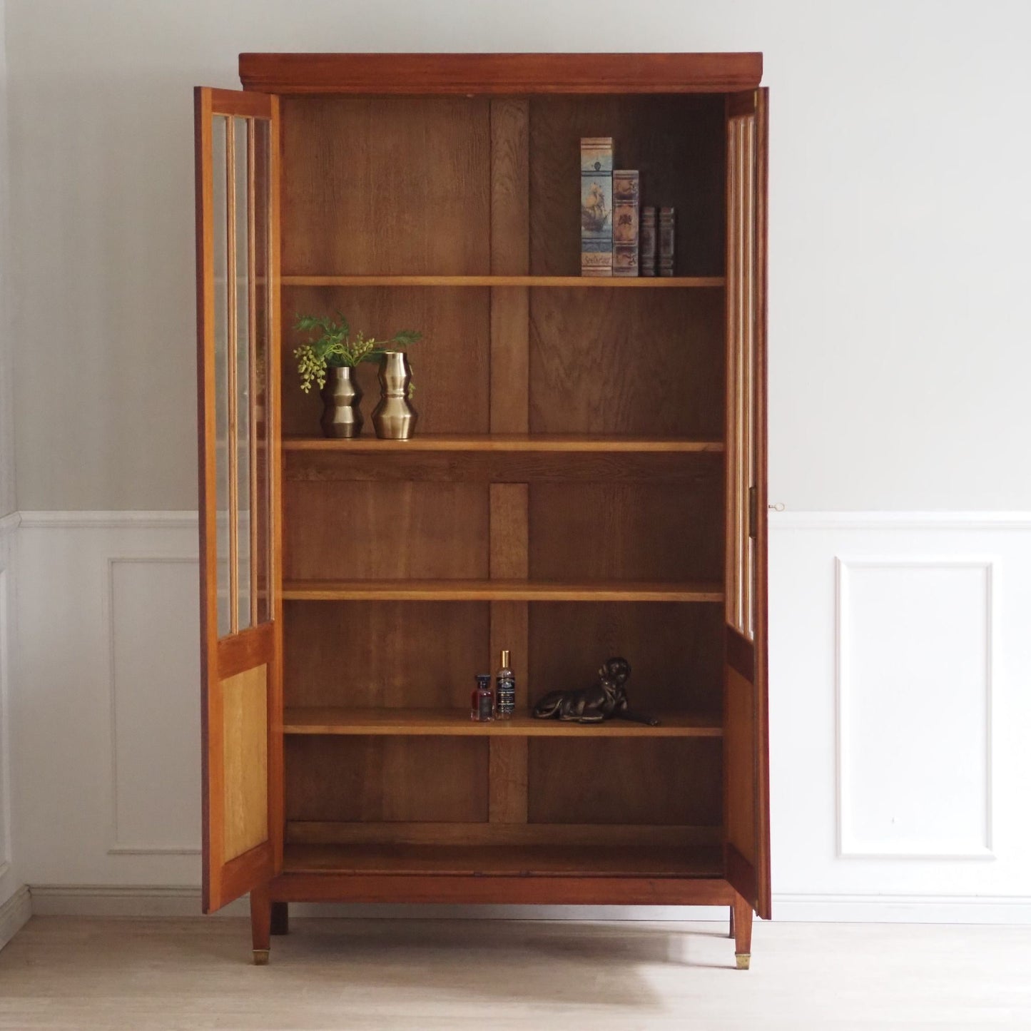 Stilvolle Vintage Vitrine mit Sprossentüren und Schliffglas