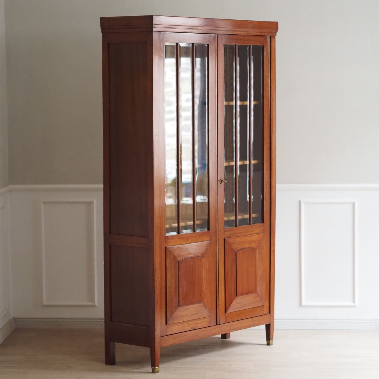 Stilvolle Vintage Vitrine mit Sprossentüren und Schliffglas