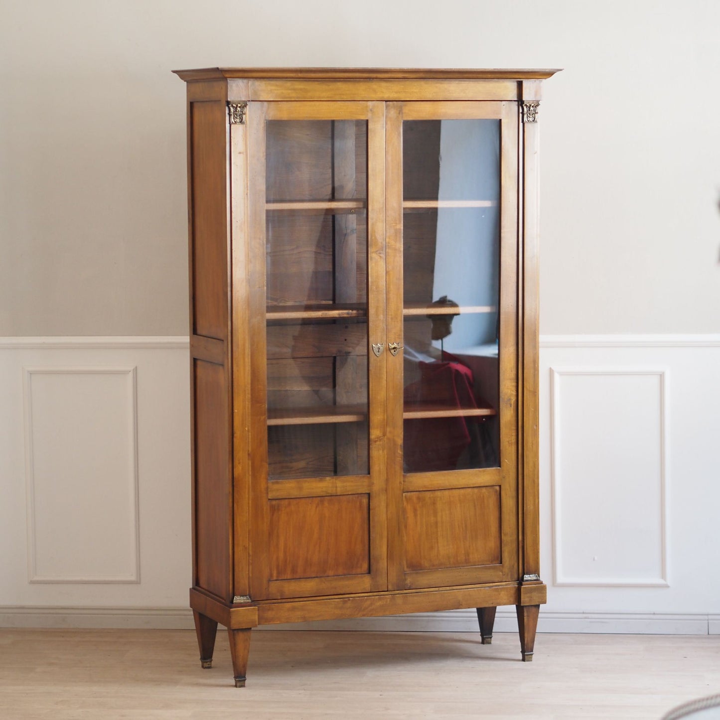 EPOCHE 1900 Antike Vitrine im Empire-Stil mit Glastüren