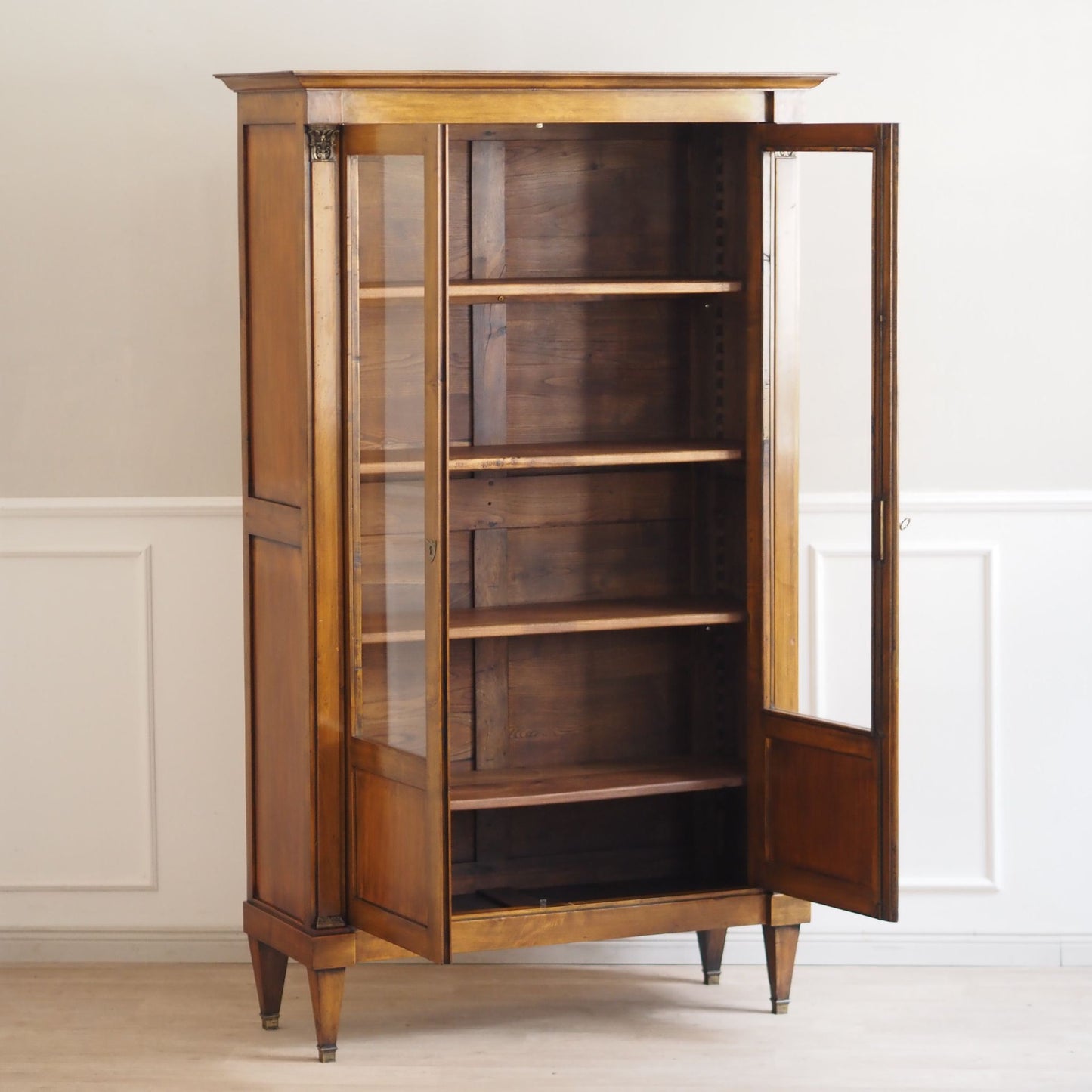 EPOCHE 1900 Antike Vitrine im Empire-Stil mit Glastüren