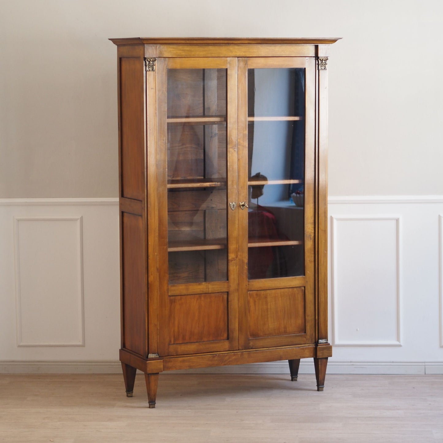 EPOCHE 1900 Antike Vitrine im Empire-Stil mit Glastüren