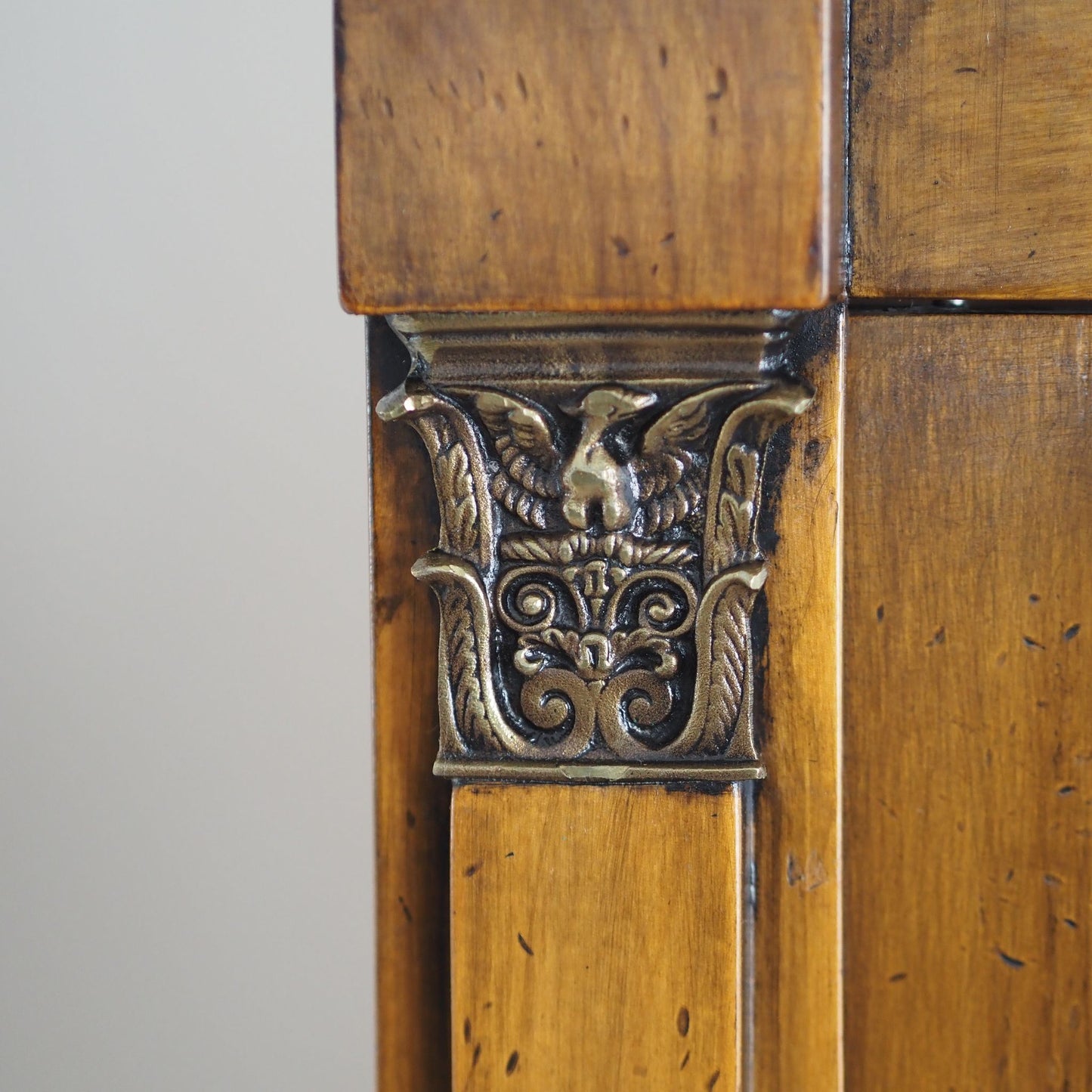 EPOCHE 1900 Antike Vitrine im Empire-Stil mit Glastüren