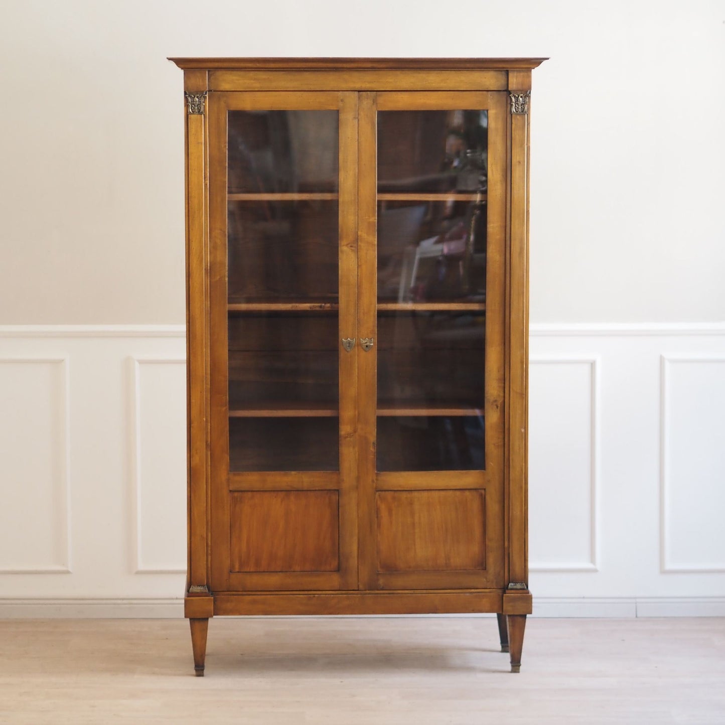 EPOCHE 1900 Antike Vitrine im Empire-Stil mit Glastüren