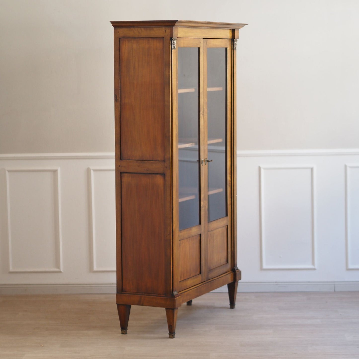 EPOCHE 1900 Antike Vitrine im Empire-Stil mit Glastüren