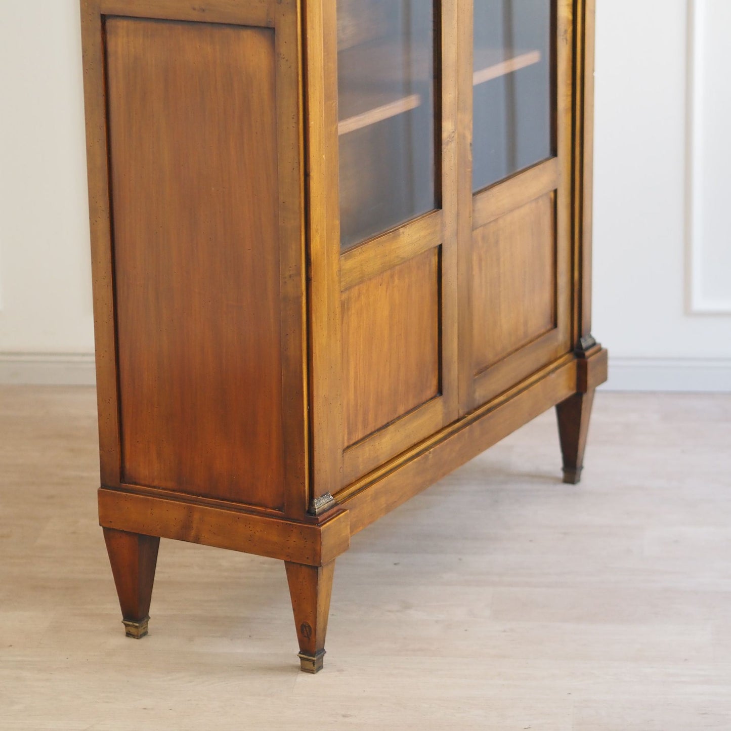 EPOCHE 1900 Antike Vitrine im Empire-Stil mit Glastüren