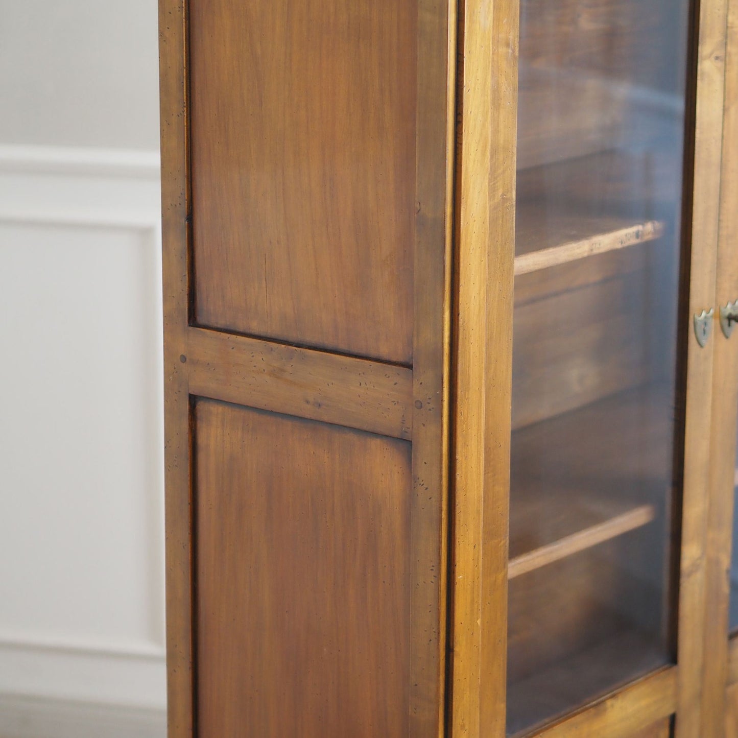EPOCHE 1900 Antike Vitrine im Empire-Stil mit Glastüren