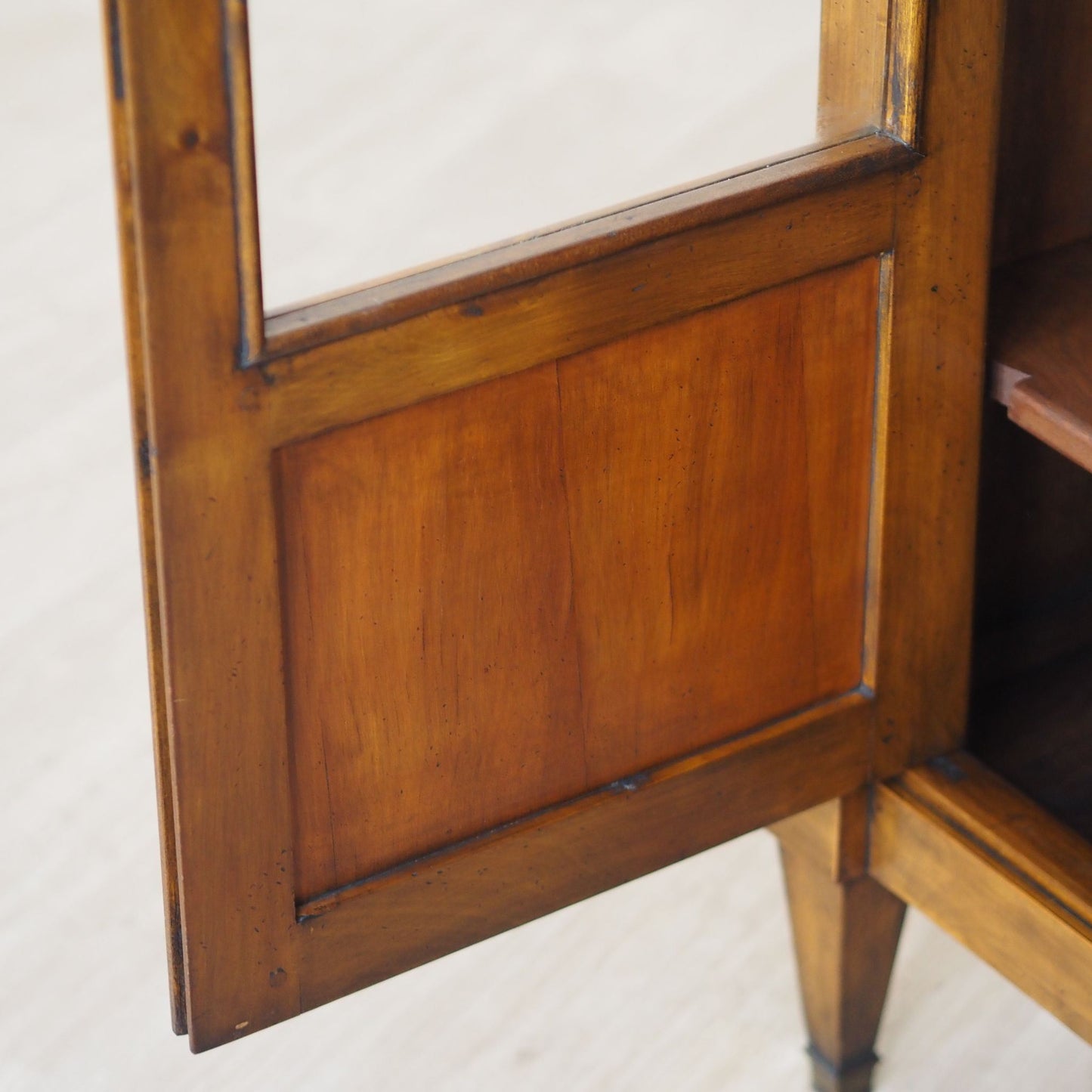 EPOCHE 1900 Antike Vitrine im Empire-Stil mit Glastüren