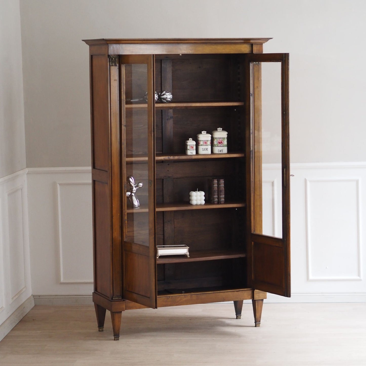 EPOCHE 1900 Antike Vitrine im Empire-Stil mit Glastüren