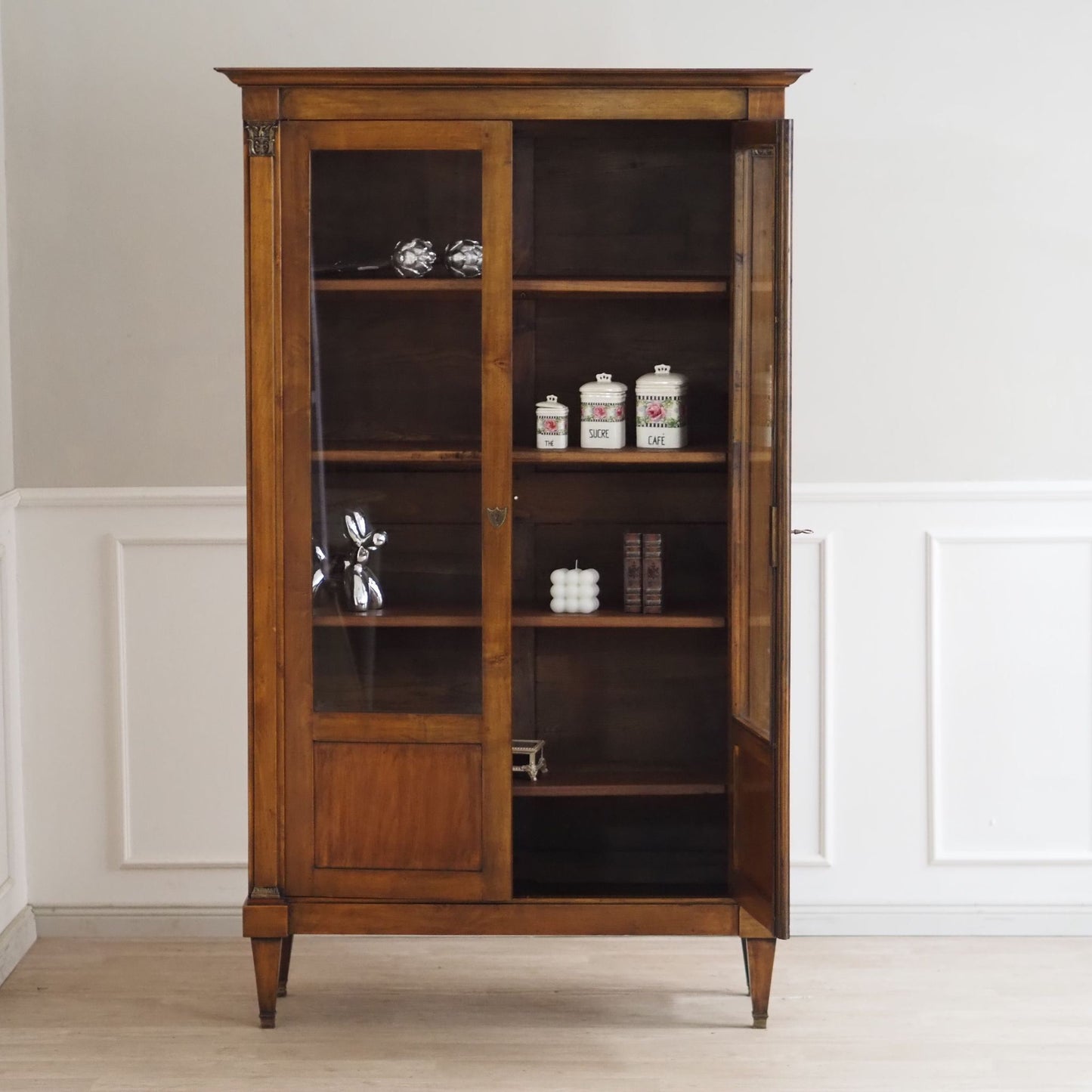EPOCHE 1900 Antike Vitrine im Empire-Stil mit Glastüren