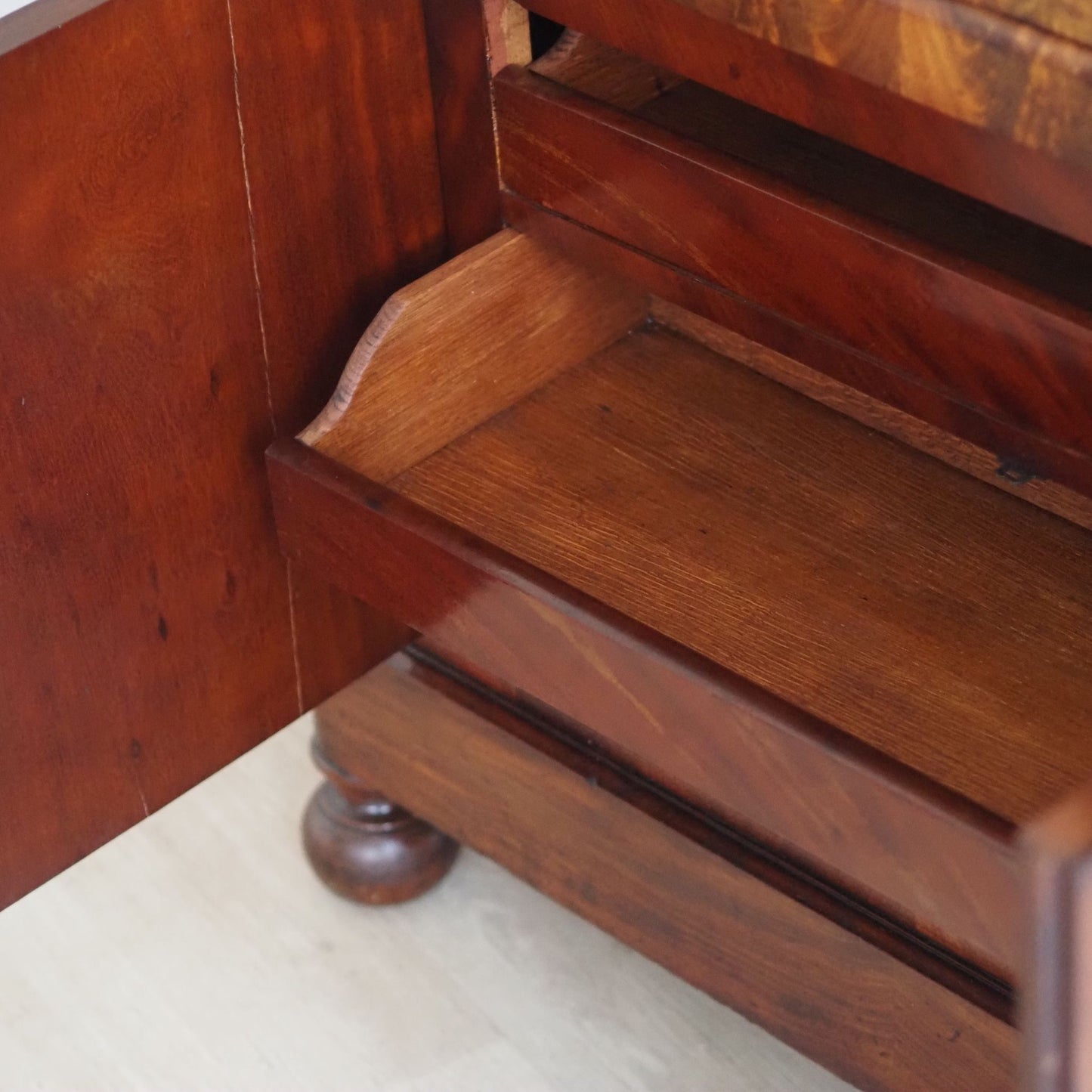 Antiker Mahagoni Biedermeier Sekretär mit Intarsien und Marmorplatte