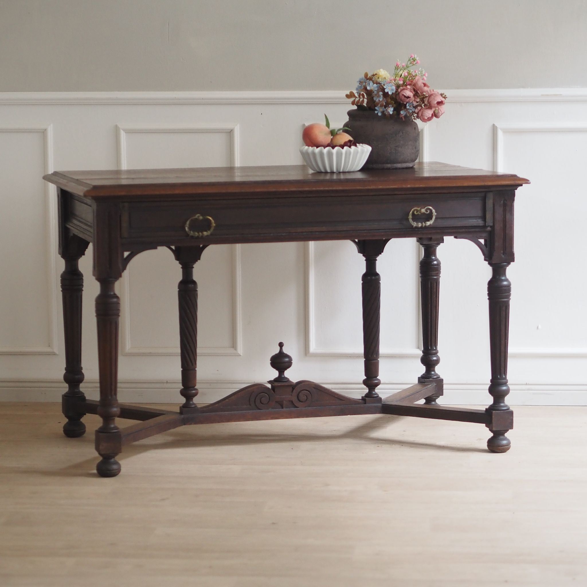 EPOCHE 1900 - Antiker Schreibtisch mit gedrechselten Beinen