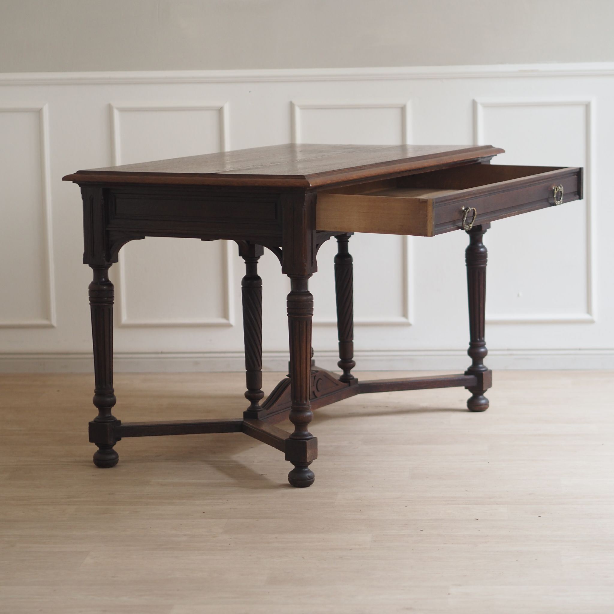 EPOCHE 1900 - Antiker Schreibtisch mit gedrechselten Beinen