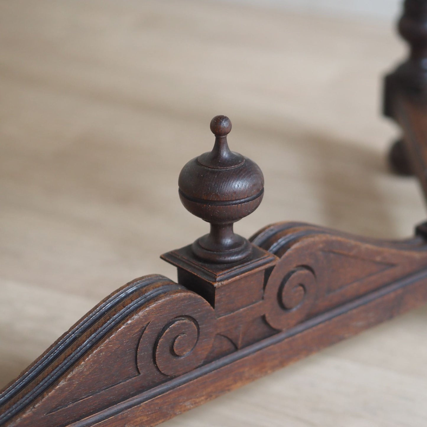 EPOCHE 1900 - Antiker Schreibtisch mit gedrechselten Beinen