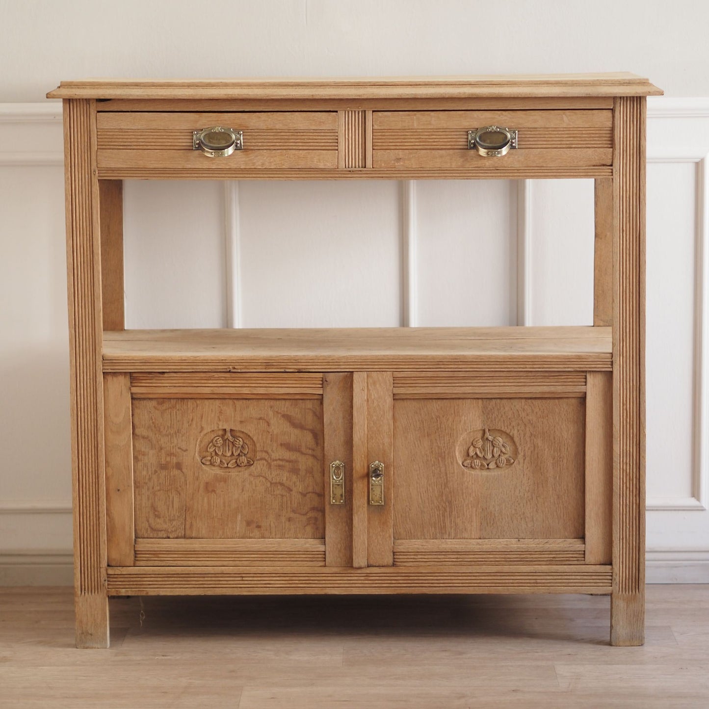 Vintage Kommode / Buffet mit Holzschnitzereien und Regalfach im Landhaus-Stil