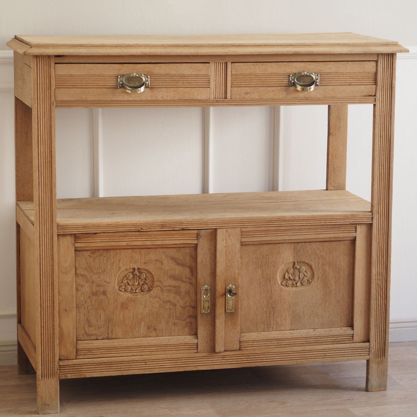 Vintage Kommode / Buffet mit Holzschnitzereien und Regalfach im Landhaus-Stil