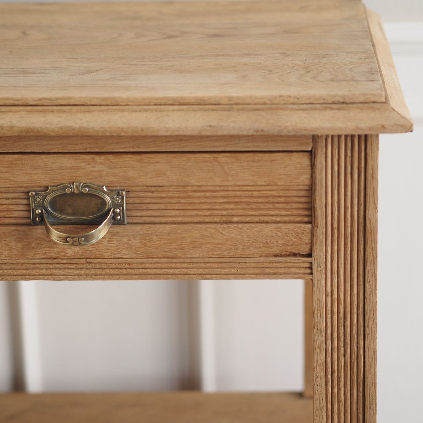 Vintage Kommode / Buffet mit Holzschnitzereien und Regalfach im Landhaus-Stil