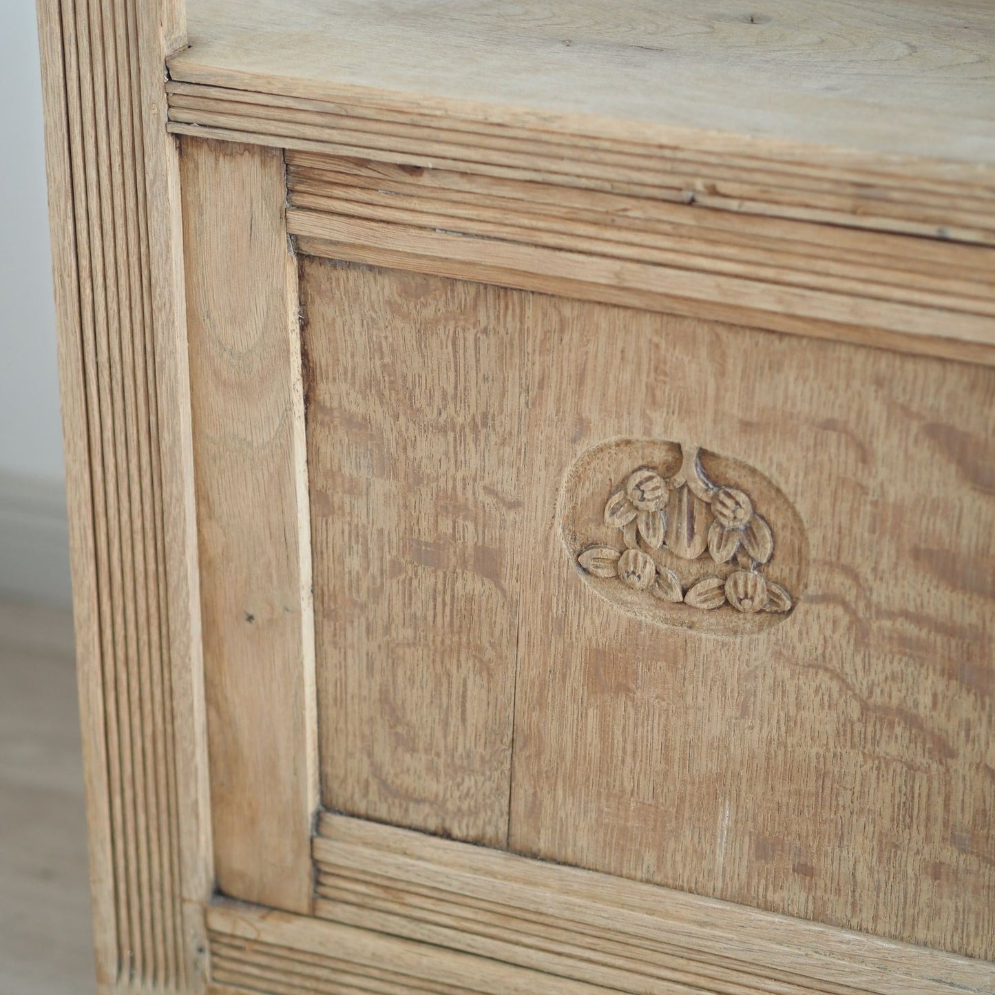 Vintage Kommode / Buffet mit Holzschnitzereien und Regalfach im Landhaus-Stil