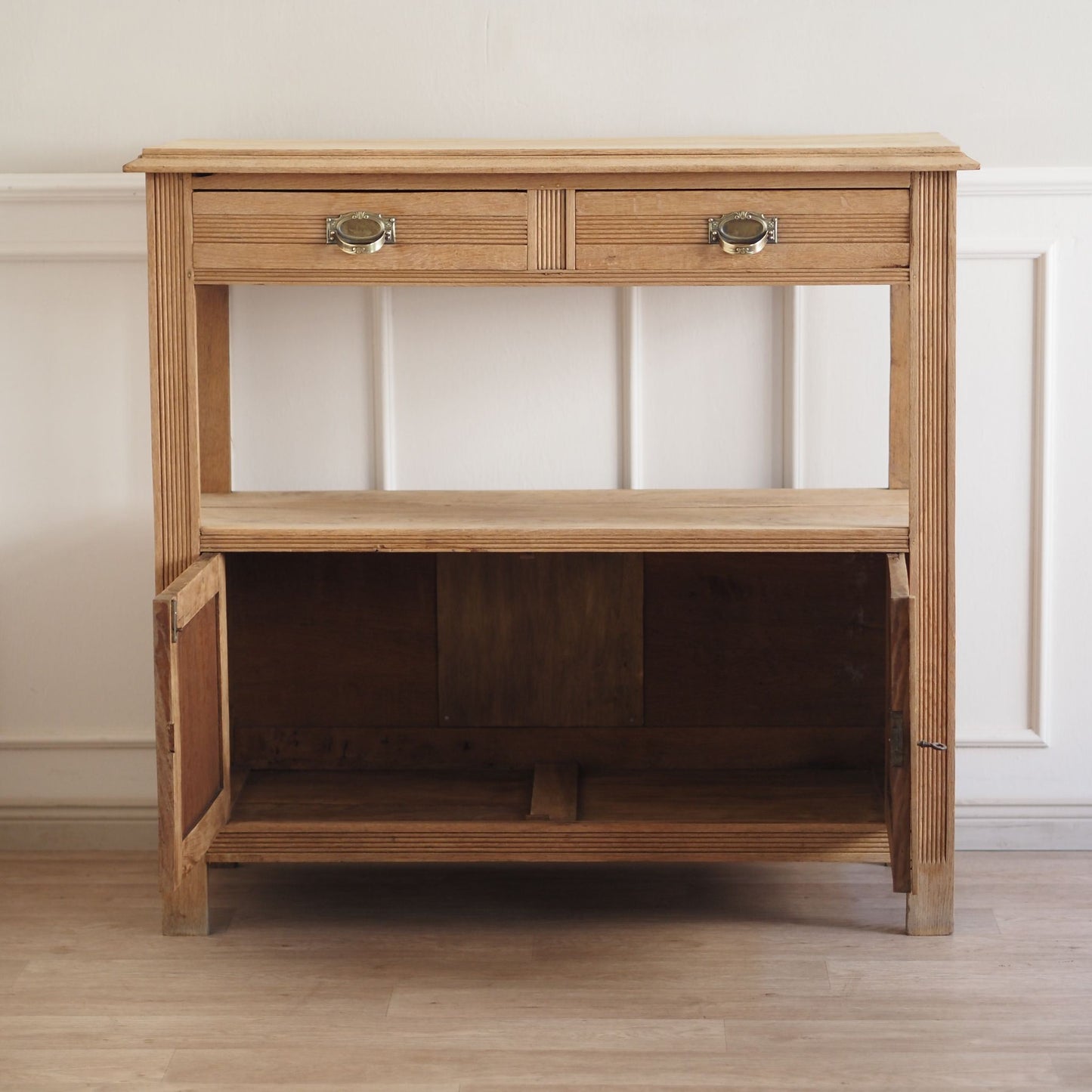 Vintage Kommode / Buffet mit Holzschnitzereien und Regalfach im Landhaus-Stil