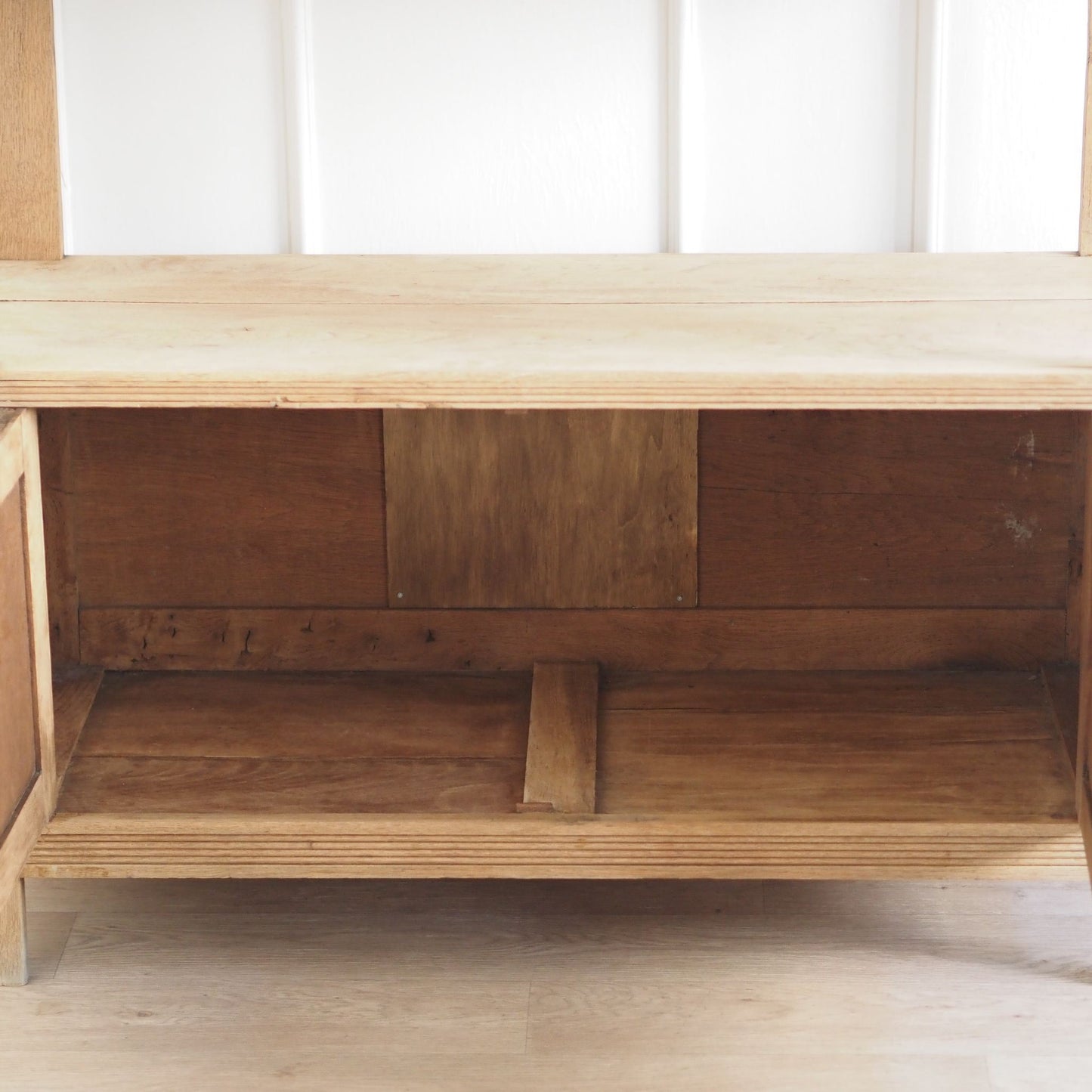 Vintage Kommode / Buffet mit Holzschnitzereien und Regalfach im Landhaus-Stil