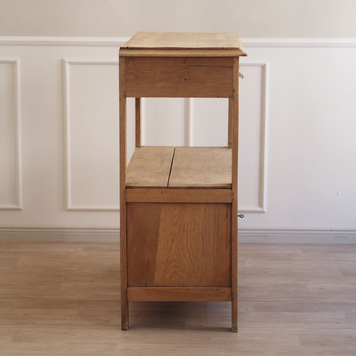 Vintage Kommode / Buffet mit Holzschnitzereien und Regalfach im Landhaus-Stil