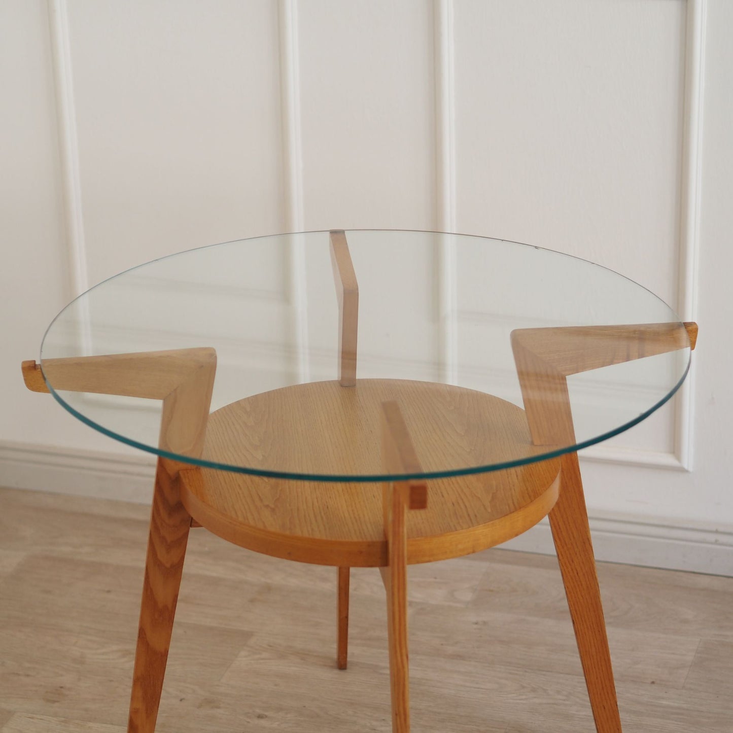 Runder Mid Century Beistelltisch mit Glasplatte