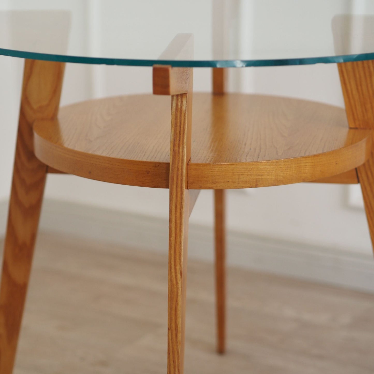 Runder Mid Century Beistelltisch mit Glasplatte