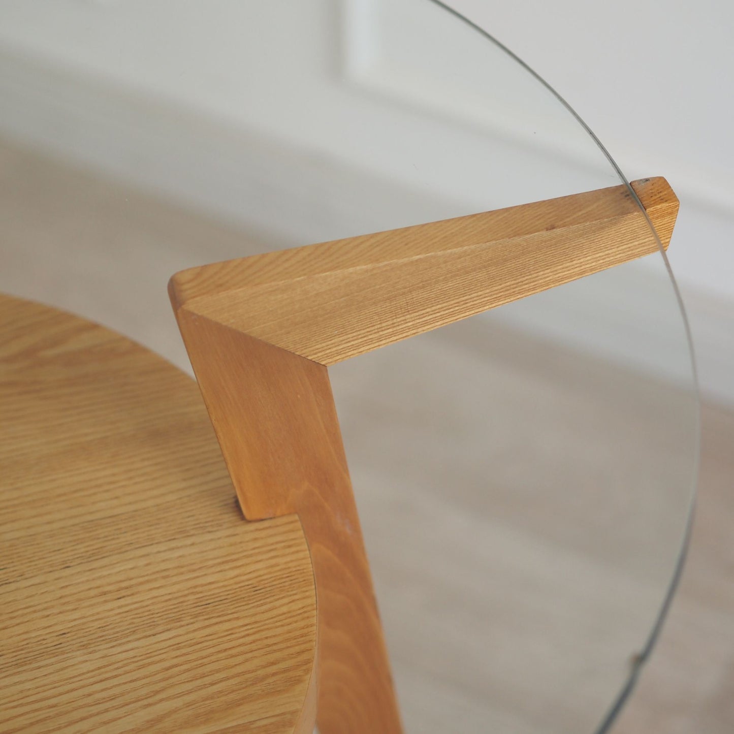 Runder Mid Century Beistelltisch mit Glasplatte