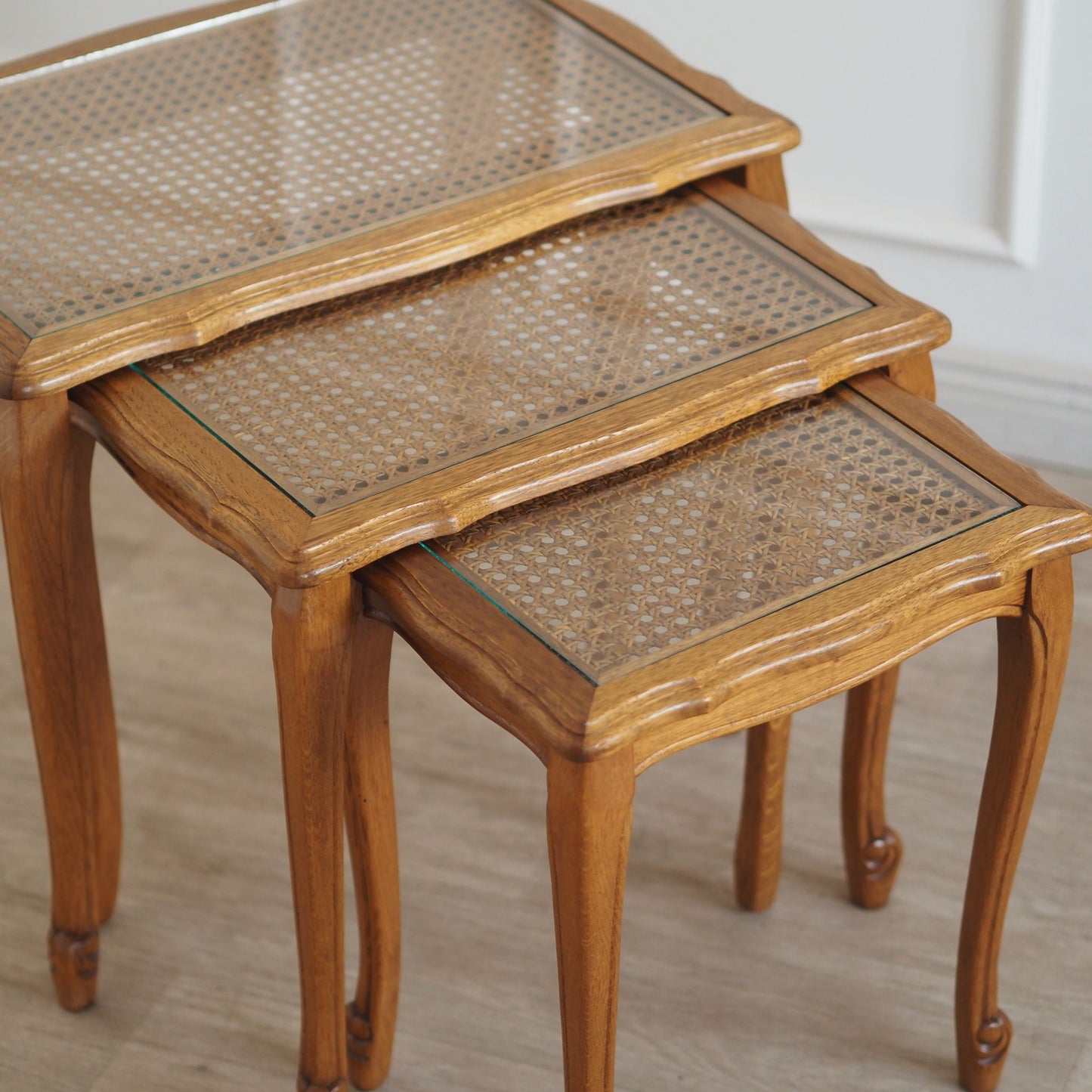 Vintage Satztische Holz Wiener Geflecht Set 3-teilig