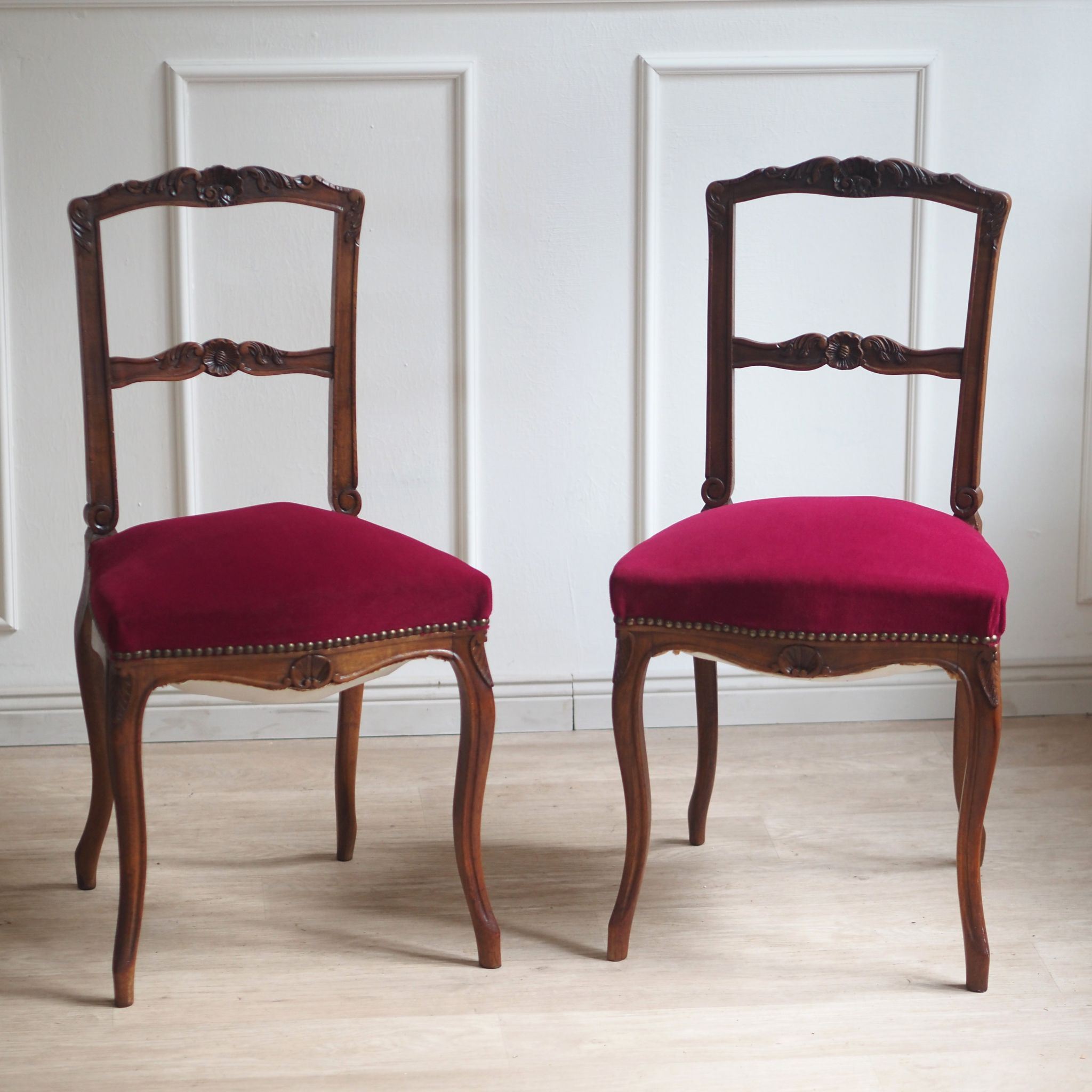 EPOCHE 1890 - Französisches Stuhlpaar mit weinrotem Samtbezug