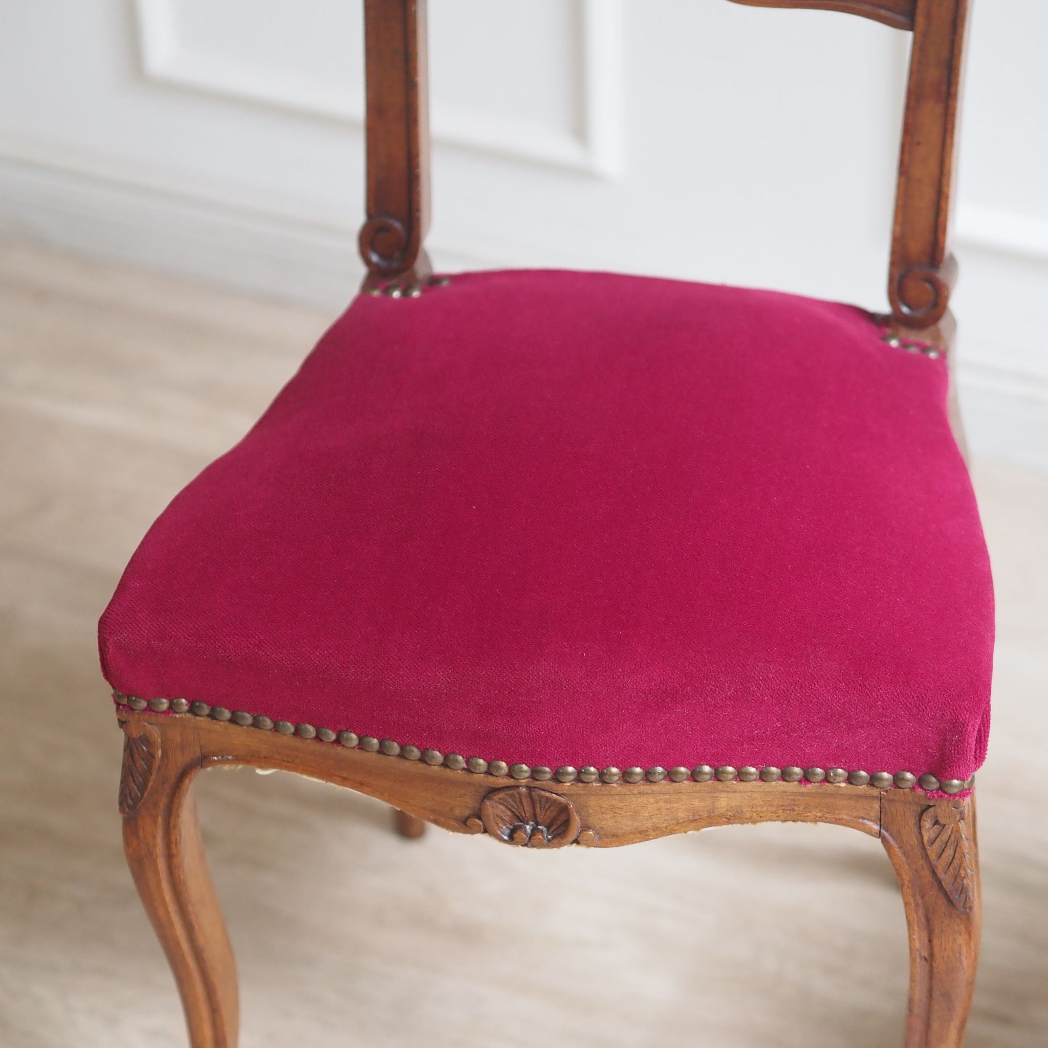 EPOCHE 1890 - Französisches Stuhlpaar mit weinrotem Samtbezug