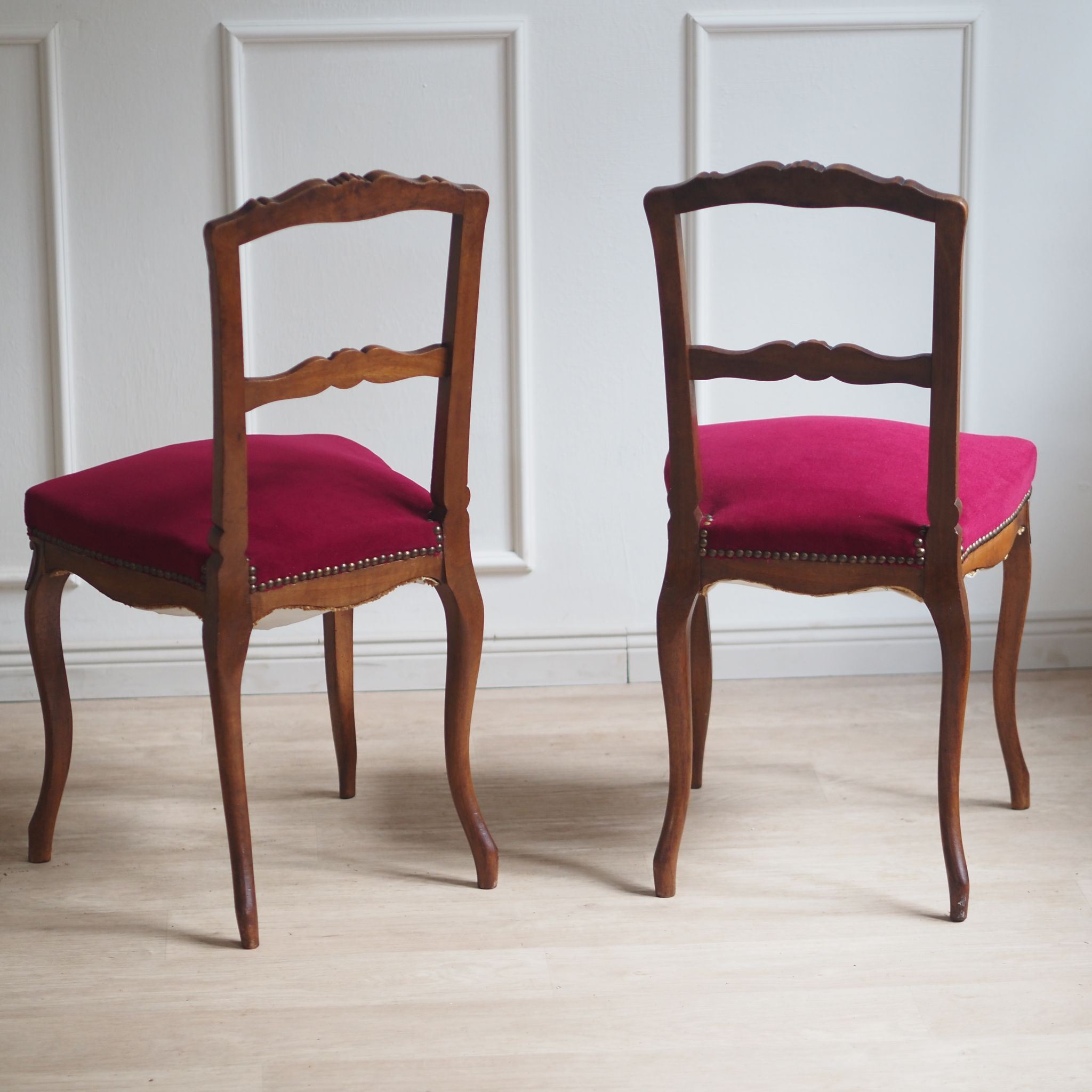 EPOCHE 1890 - Französisches Stuhlpaar mit weinrotem Samtbezug