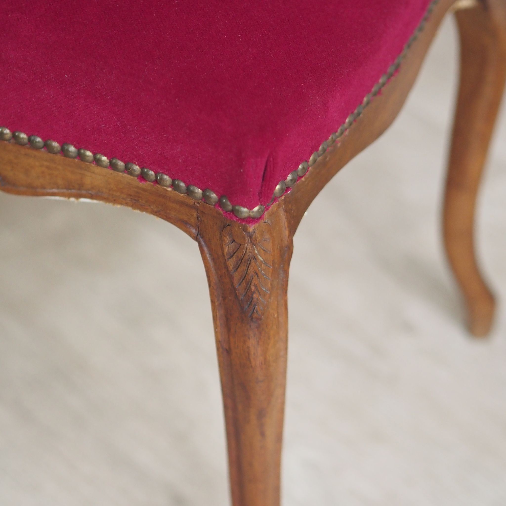 EPOCHE 1890 - Französisches Stuhlpaar mit weinrotem Samtbezug