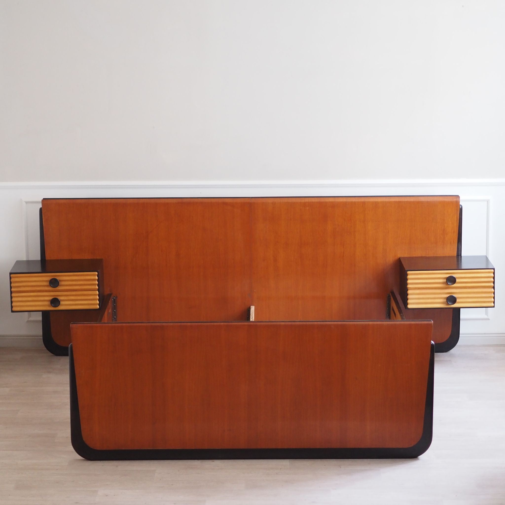 EPOCHE 1950 Midcentury Doppelbett mit schwebenden Nachtkästchen