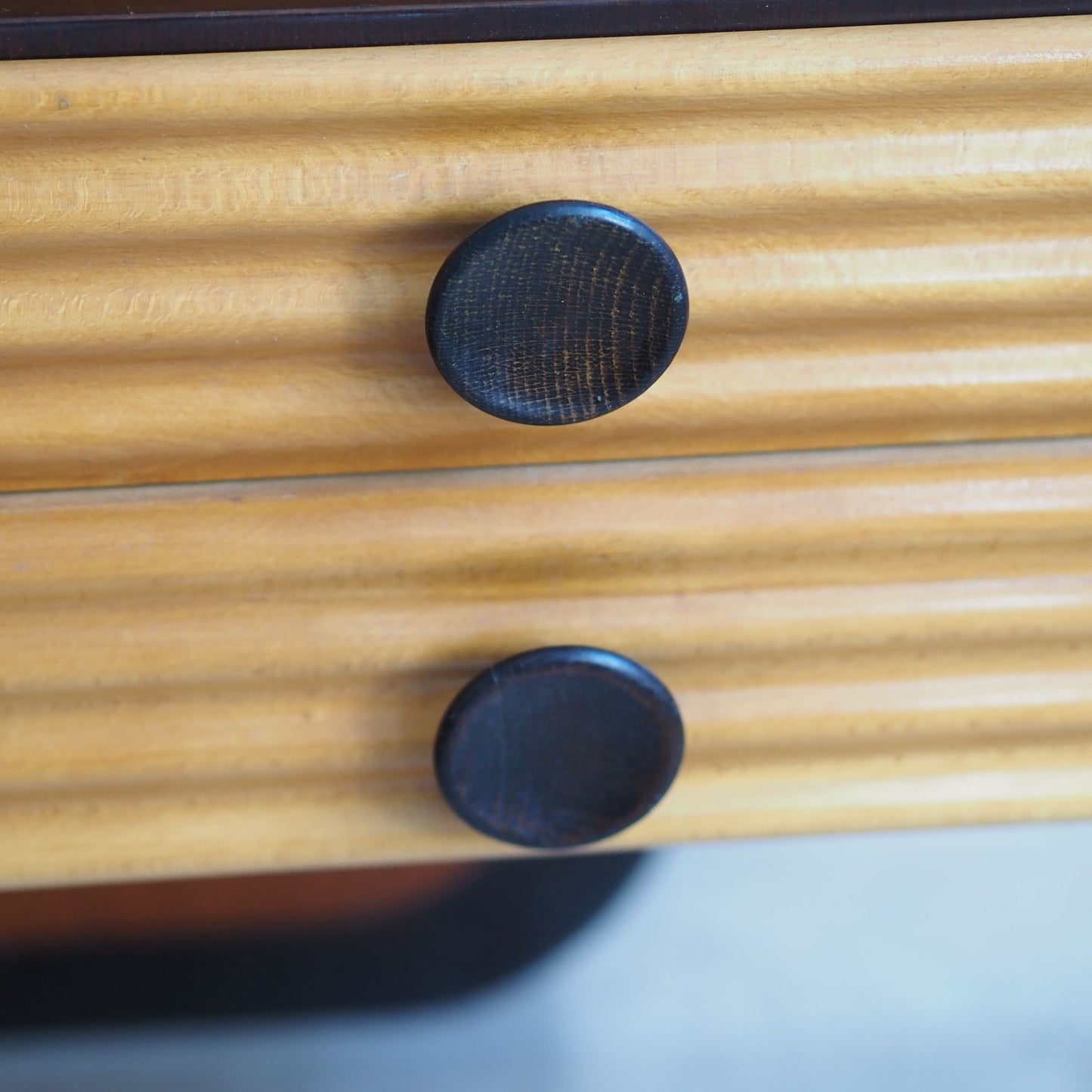 Midcentury Doppelbett mit schwebenden Nachtkästchen