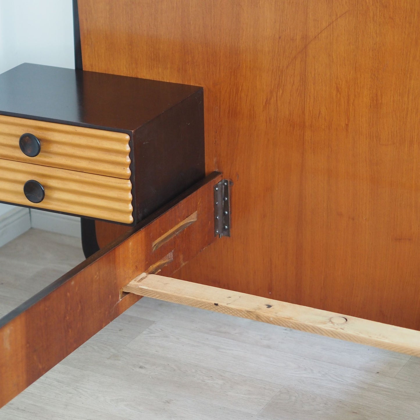 Midcentury Doppelbett mit schwebenden Nachtkästchen