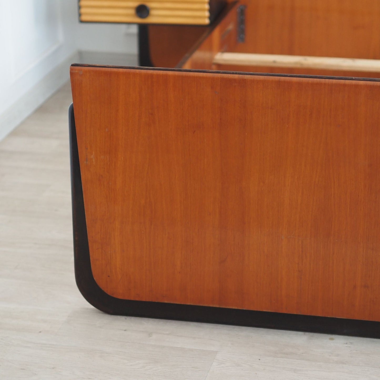 Midcentury Doppelbett mit schwebenden Nachtkästchen