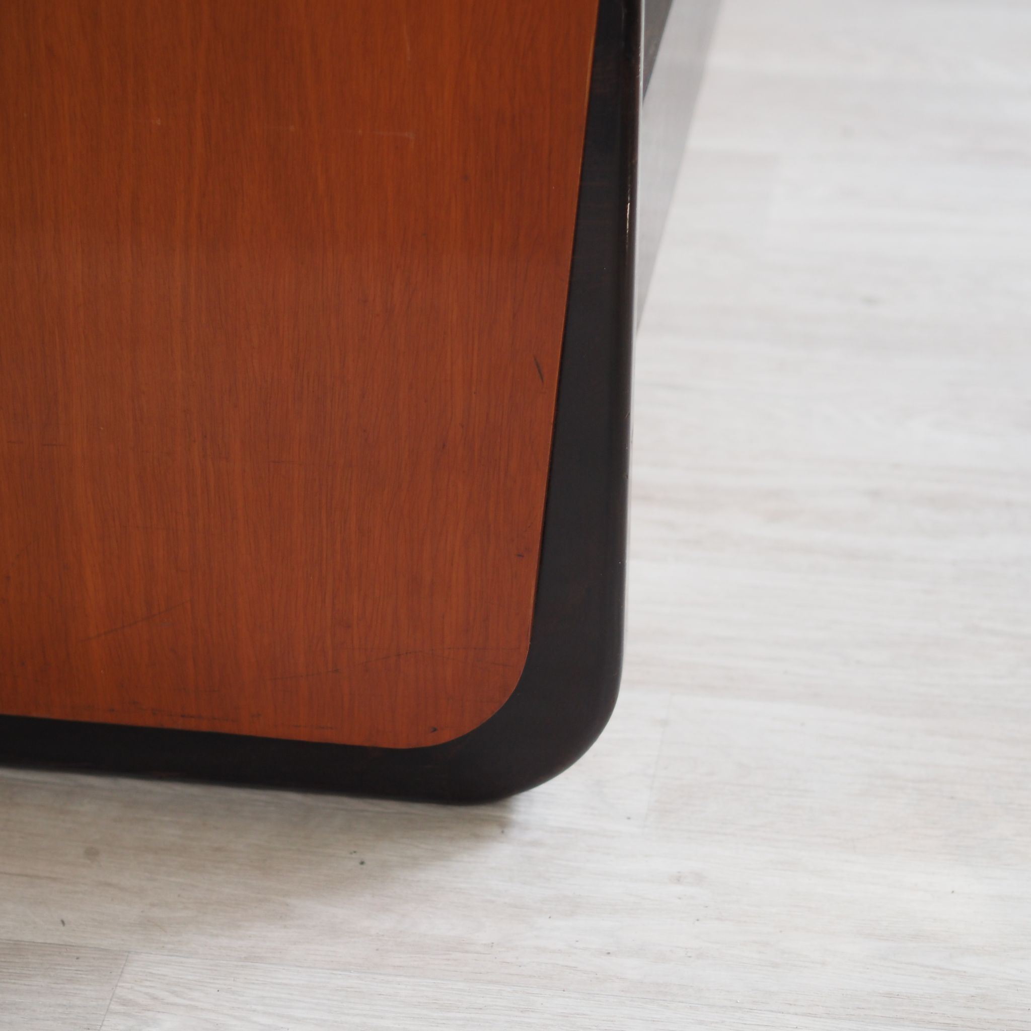 EPOCHE 1950 Midcentury Doppelbett mit schwebenden Nachtkästchen