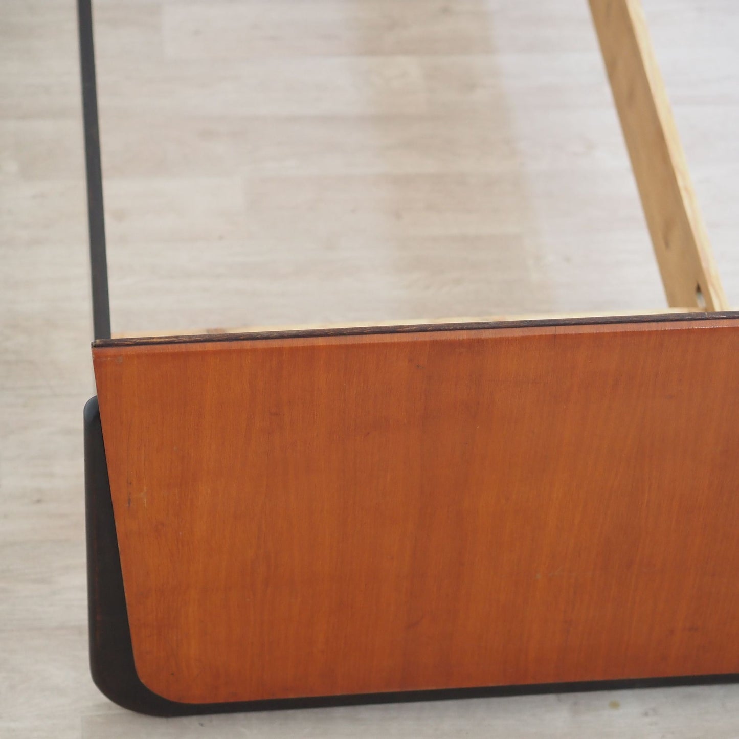 Midcentury Doppelbett mit schwebenden Nachtkästchen