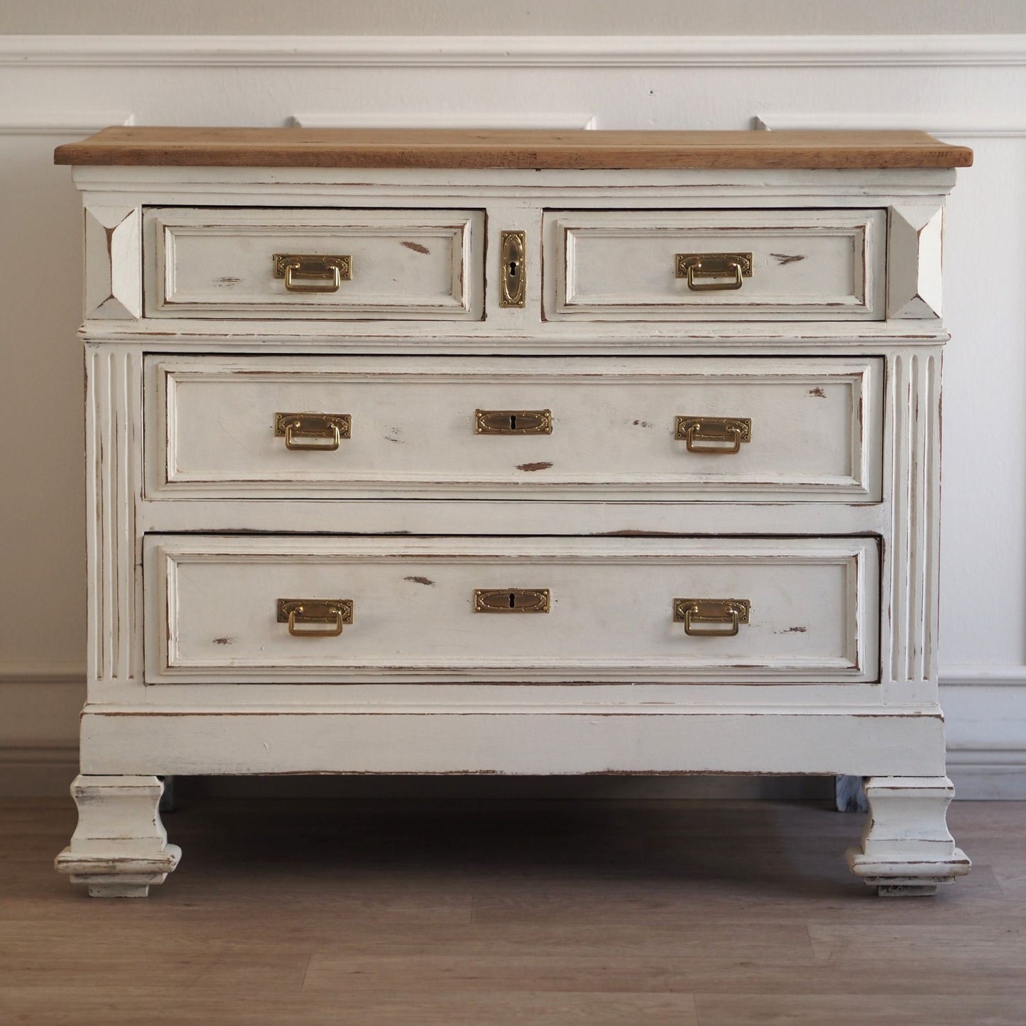 EPOCHE 1910 Antike Kommode im weißen Shabby Stil mit Holzplatte