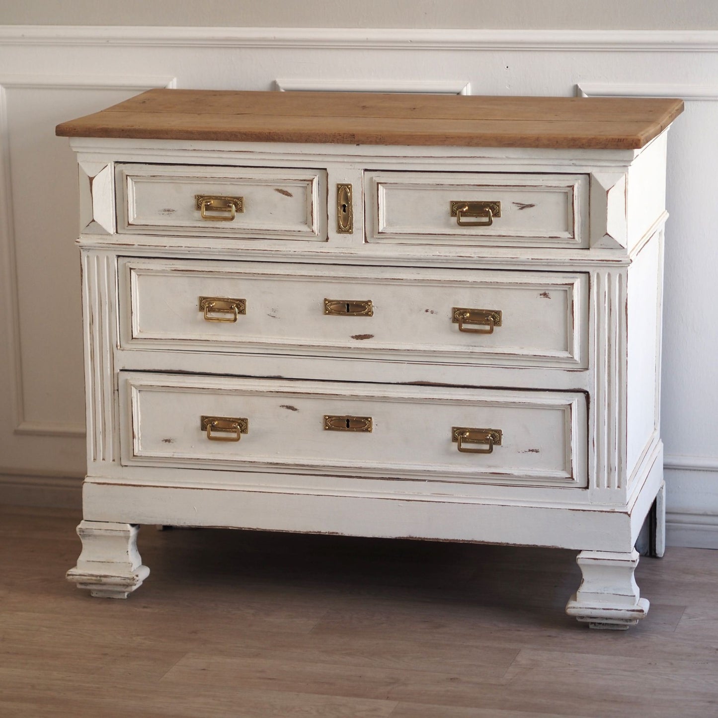EPOCHE 1910 Antike Kommode im weißen Shabby Stil mit Holzplatte