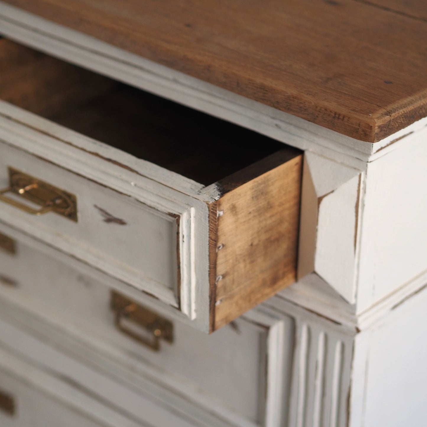 EPOCHE 1910 Antike Kommode im weißen Shabby Stil mit Holzplatte
