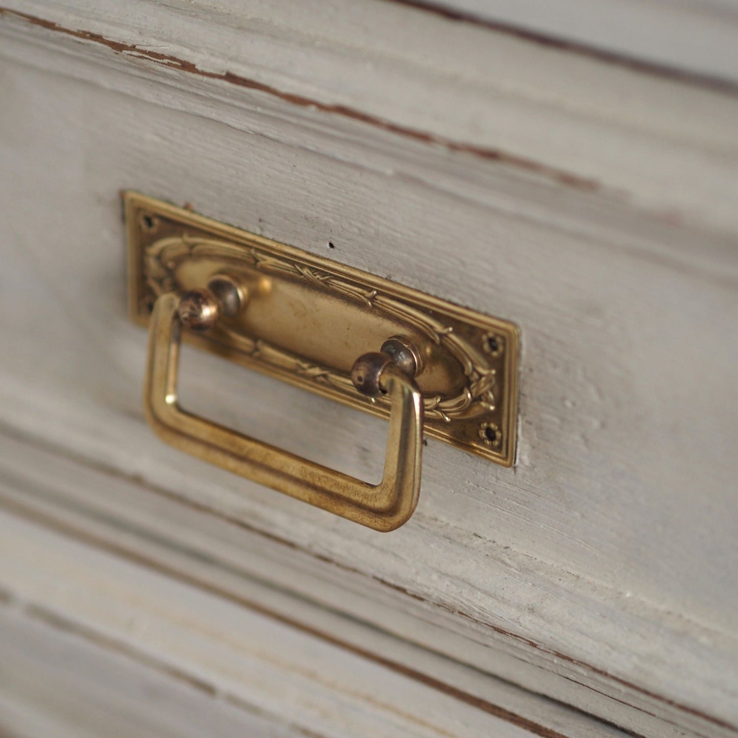 EPOCHE 1910 Antike Kommode im weißen Shabby Stil mit Holzplatte