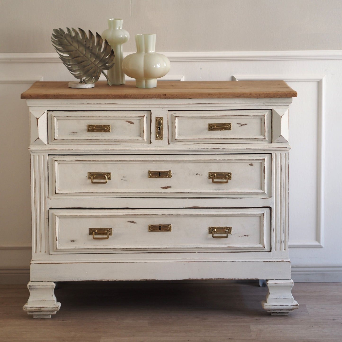 EPOCHE 1910 Antike Kommode im weißen Shabby Stil mit Holzplatte