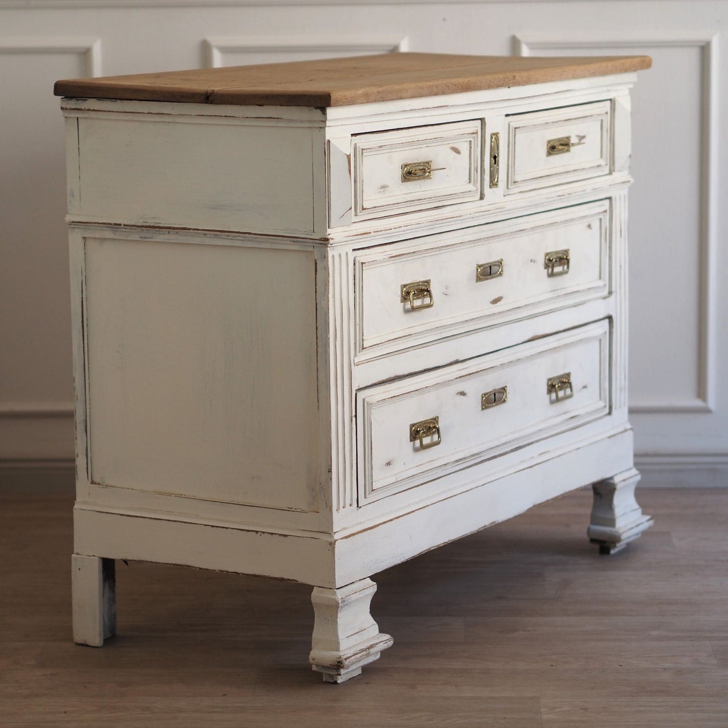 EPOCHE 1910 Antike Kommode im weißen Shabby Stil mit Holzplatte