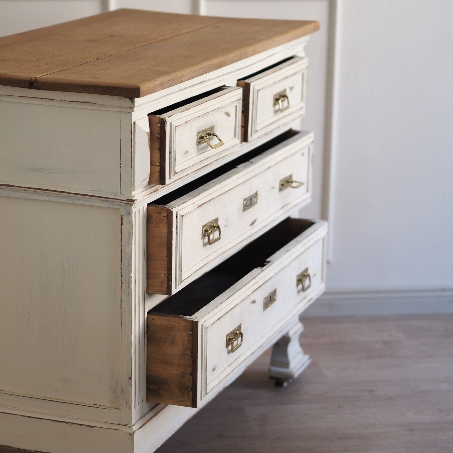 EPOCHE 1910 Antike Kommode im weißen Shabby Stil mit Holzplatte
